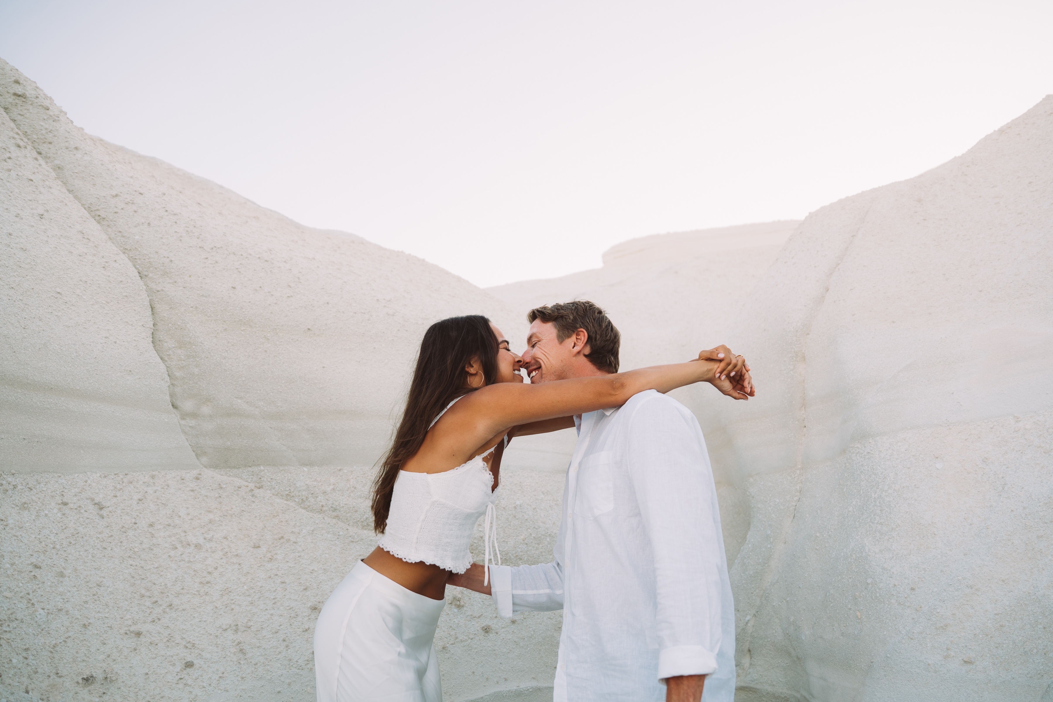 SARAKINIKO COUPLE PHOTOSHOOT IN MILOS